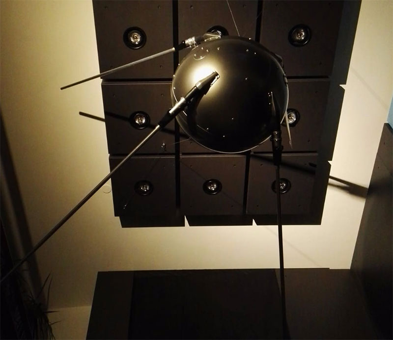 Modello di Sputnik alla mostra La Luna. E poi?