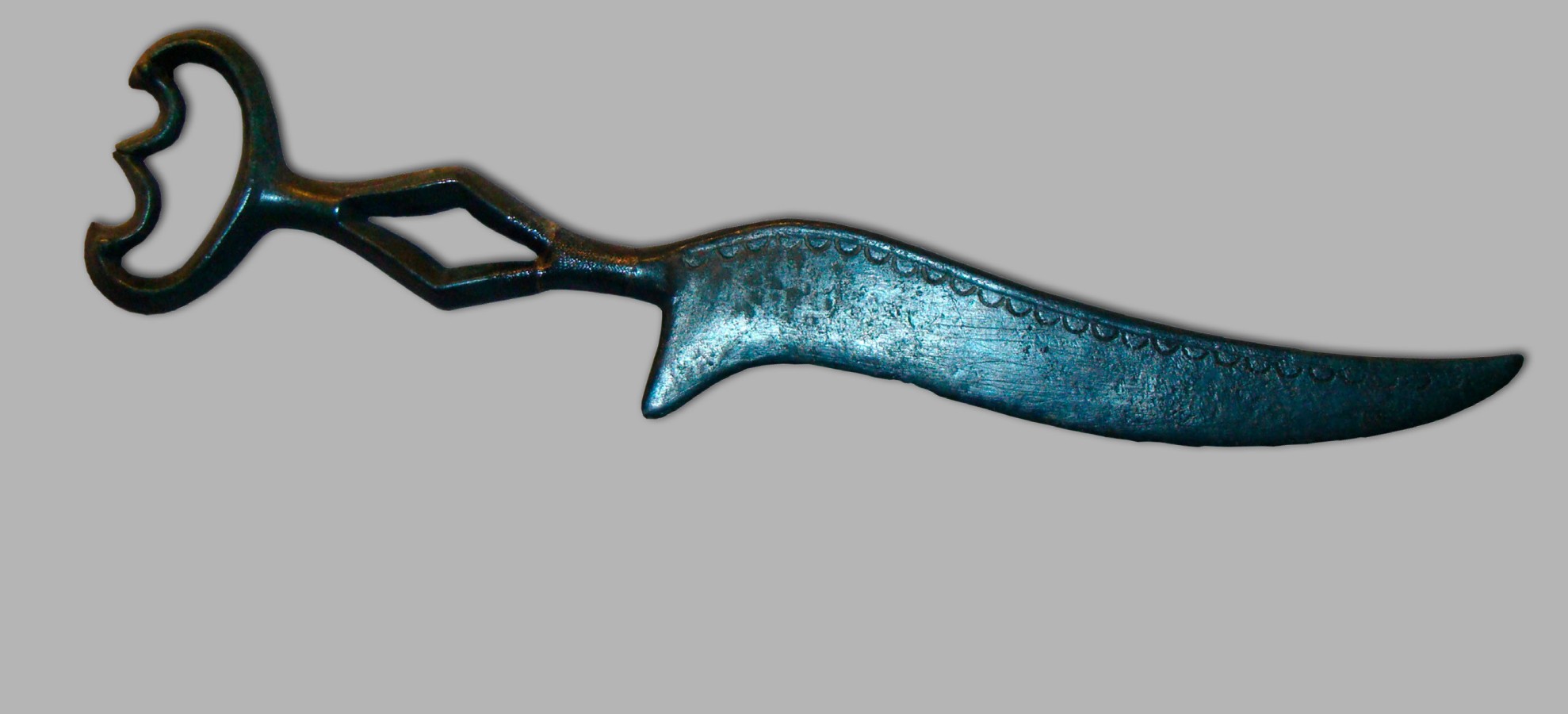 Pannello 1 - foto 1 | Coltello in bronzo a lama serpeggiante | foto Silvano Zamboni © Museo Castello del Buonconsiglio