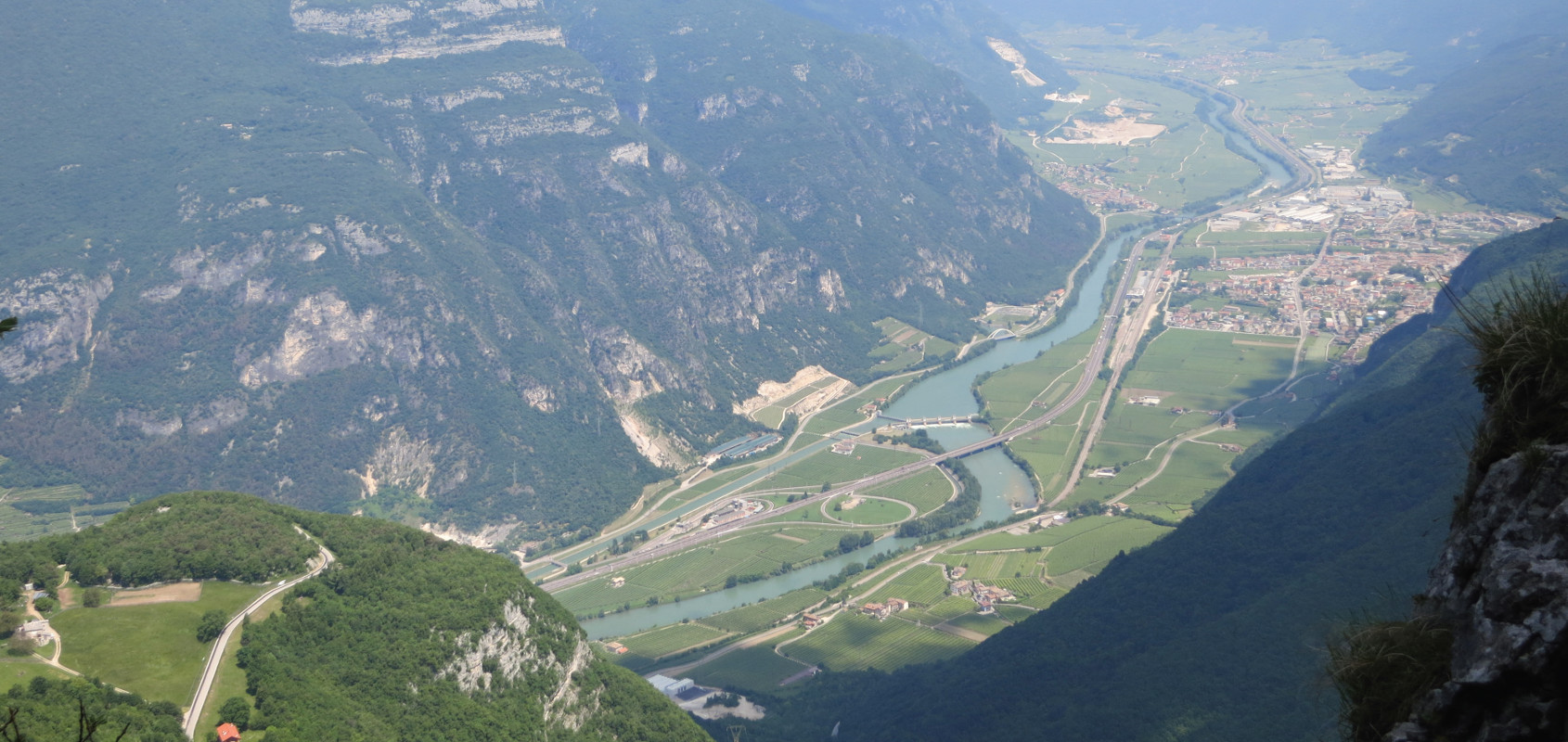Pannello 6 - Foto 1: La valle dell'Adige nei dintorni di Ala vista dai Busoni, in sinistra idrografica