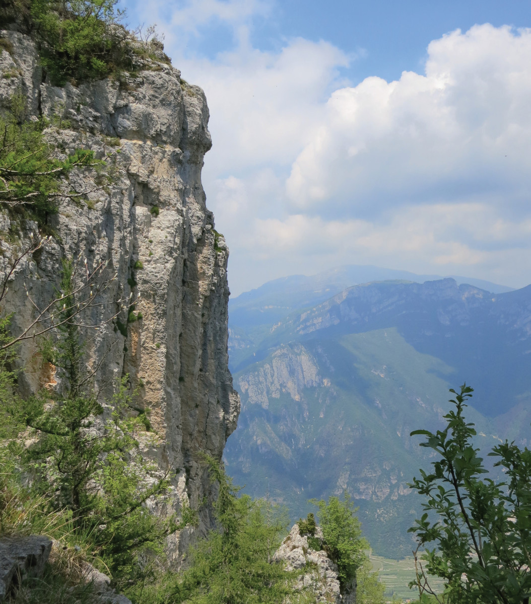 Pannello 6 - Foto 4: La bancata rocciosa carbonatica che si affaccia sulla valle dell'Adige