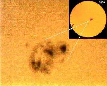 Macchie solari riprese - nel pomeriggio di venerdì 24 ottobre 2003 - con il telescopio principale dell'Osservatorio di Monte Zugna munito di filtro in Mylar (foto Stefano Monfalcon). Nel riquadro, la riproduzione delle macchie sulla superficie solare inviata alla Terra dal satellite Soho (foto dal web). 
