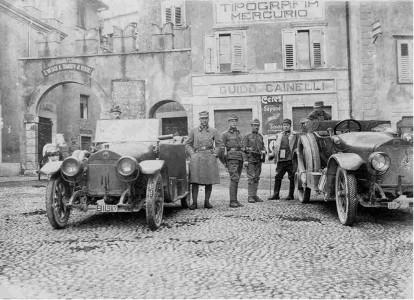 Lo sguardo inquieto - Soldati austroungarici in Piazza Malfatti a Rovereto